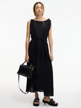 Vestido túnica negro con lazo ajustable en la cintura y detalle de bordado en cuello y sisas.