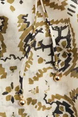 Vestido corto con estampado tipo paisley en tonos beige, verde oliva y negro. Presenta escote redondo con frunce elástico, mangas globo largas con puños elásticos y un lazo fino ajustable a la cintura.