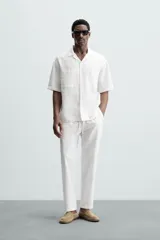 Pantalón azul marino de corte recto, con cintura elástica ajustable con cordón, bolsillos laterales y traseros.