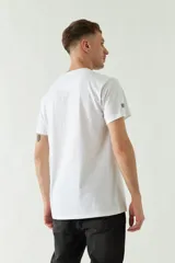Remera blanca de algodón con estampado tipográfico en tonos grises y verde neón.