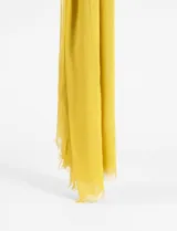 Pashmina rectangular color fucsia con flecos en los extremos.