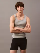 Pack de tres camisetas sin mangas Calvin Klein de algodón, con logo bordado en el dobladillo. Incluye una remera negra, una gris y una blanca.