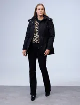 Gabardina impermeable negra con capucha desmontable, cierre frontal oculto con botones a presión, bolsillos delanteros y cintura ajustable con jareta interna.