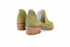 Botín de gamuza color verde oliva, con escote lateral y taco de madera.