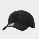 Gorro rojo de béisbol con logo de los New York Yankees bordado en blanco y logo de la marca 47 en el lateral.