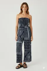 Mono largo de algodón con estampado de cachemira en tonos azul marino y blanco. Diseño strapless con escote recto y detalle de punto smock en el corpiño.