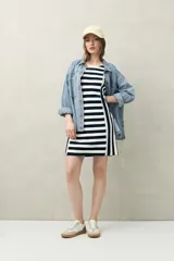 Vestido corto de algodón con diseño de rayas horizontales en blanco y azul marino, de corte recto y sin mangas.