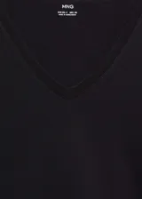 Camiseta negra de algodón con cuello en V y mangas cortas.
