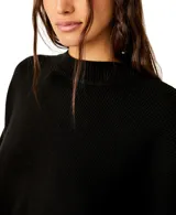 Sweater color crema de punto acanalado, corte cropped, cuello alto, mangas largas y silueta holgada.