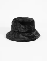 Gorro tipo bucket negro de pelo sintético.