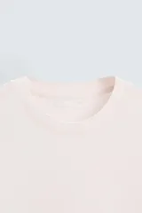 Camiseta marrón de punto, corte regular, cuello redondo y manga corta con terminaciones en rib.