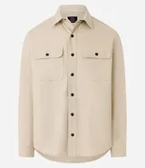 Camisa marrón de manga larga, confeccionada en sarga, con cuello inglés, abotonado delantero, bolsillos en el pecho con solapa y puños abotonados.