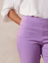 Pantalón recto verde esmeralda de gabardina elastizada, marca Zac & Rachel. Tiene pretina ancha con faja interna modeladora, bolsillos simulados en la parte delantera y bolsillos ojal en la parte trasera.