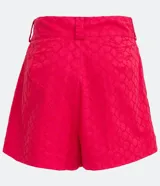 Short sastre ancho, en laise con agujeros texturados, botón texturado, trabillas, bolsillos y pliegues.