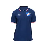 Remera polo azul marino con cuello clásico y puños con detalles tricolor (blanco, rojo y azul). Presenta logo de la marca Umbro bordado en blanco y escudo del Club Nacional de Football bordado en el pecho. Fabricada en tejido suave y respirable.