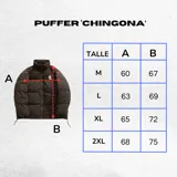 Campera puffer color nude (beige claro) con diseño acolchado. La parte superior de los hombros y el cuello son de pana acanalada. Presenta un bordado en la espalda con la palabra "Chingona" en tipografía gótica blanca. Posee tiras regulables en la cintura.