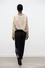 Pantalón jogger marrón de tiro alto con cintura elástica ajustable con cordones, bolsillos delanteros y puños elásticos en los tobillos.
