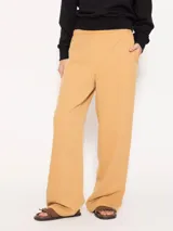 Pantalón negro de tencel con lino, de corte recto y caída liviana. Tiene elástico en la cintura, falsa cartera, bolsillos escondidos en el delantero y bolsillo ojal en la espalda.
