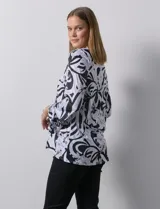 Blusa de seda fría estampada en blanco y negro, marca Ruby Rd. Tiene escote en V y mangas 3/4 amplias.
