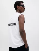 Musculosa blanca de algodón con cuello redondo y corte relajado. Estampa con logo en el pecho.