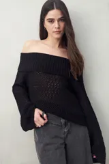 Sweater color crema, tejido de punto calado, con escote off-shoulder y mangas largas acampanadas.