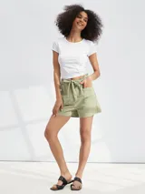 Short de tiro alto color verde militar con lazo en la cintura, bolsillos delanteros y traseros.