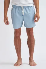 Short de baño celeste con estampado geométrico en blanco, con cintura elástica y cordón ajustable.