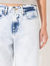 Pantalón de jean celeste con lavado bleach, corte wide leg y largo cropped.