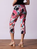 Pantalón capri de gabardina elastizada estampada, marca Zac & Rachel. Pretina ancha elastizada.