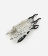Pinza para el pelo con forma de bulldog francés blanco con manchas negras y detalles en rosa. Accesorio de plástico para el pelo.