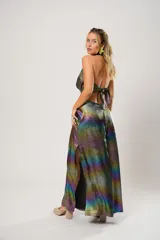 Vestido largo de fiesta con escote halter y espalda descubierta. El tejido iridiscente cambia de color según la luz, creando un efecto camaleónico.