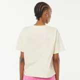 Remera color crema de corte holgado, con cuello redondo y estampado con la frase "San Diego" en color rosa.