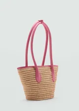 Bolso tipo shopper pequeño de fibra natural color beige, con doble asa corta de cuero sintético marrón y cierre de imán interior.