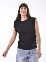 Remera negra de corte clásico, sin mangas y con cuello redondo.