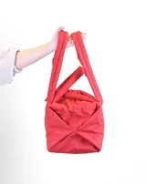Bolso de gran tamaño color azul con asas y strap ajustable.
