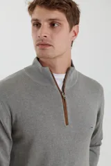Sweater marrón de punto con medio cierre, cuello alto y coderas de cuero ecológico.