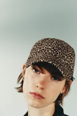 Gorra de sarga con estampado de leopardo, visera curva y ajuste trasero.