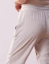 Pantalón de lino color gris claro, marca Cable & Gauge. Tiene pretina ancha elastizada con lazo de ajuste, bolsillos delanteros y ruedo con botamanga.