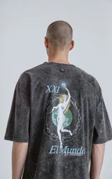 Remera negra con efecto nevado, de corte oversize y manga corta. Estampa circular en el pecho con la frase "Tarot Luxo El Mundo" y un dibujo del planeta Tierra.