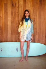 Camisa corta de género calado texturizado, con cuello solapa, abotonada y de corte clásico holgado.