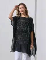 Poncho negro de gasa con apliques de brillos, marca Jessica Mc Clintock.