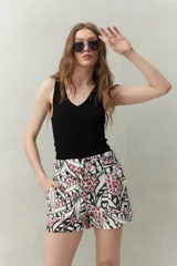 Musculosa negra de tejido acanalado con escote en V y calce al cuerpo.