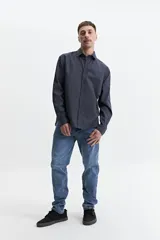 Camisa de algodón color azul oscuro, con cuello clásico y corte semi slim.