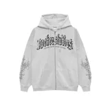 Campera gris con cierre metalizado, capucha ajustable con cordones y terminaciones metálicas, bolsillo tipo canguro y estampas en plastisol de alta calidad en el pecho y mangas.