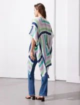 Kimono tejido con estampado de líneas en tonos pastel, mangas amplias estilo japonés y terminación con borlas.
