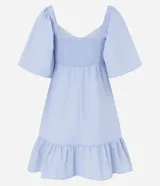 Vestido corto evasê de viscolino color crudo, con escote en V, mangas cortas amplias, recorte cut-out en los laterales de la cintura y volado en el ruedo.