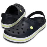 Zuecos Crocs Crocband™ color negro con suela blanca y detalles en amarillo.
