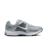 Championes Nike Zoom Vomero 5 color gris con detalles plateados y blancos.