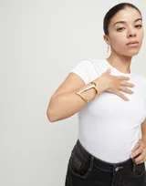 Pulsera rígida dorada con forma de mantarraya.