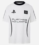 Remera blanca de algodón con cuello redondo y manga corta. Estampado frontal con logo de Playstation y la frase "Play Has No Limits".